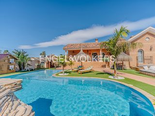 Chalet en Los Girasoles. Espectacular villa independiente en los girasoles