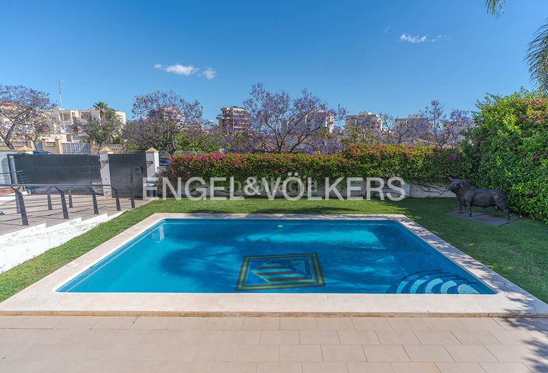 Foto 4e6bae10-89d5-4c62-baa9-3cfb599317fc. Xalet amb xemeneia calefacció aparcament piscina a Alicante