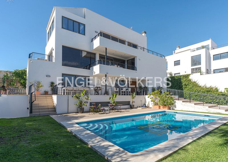 Foto f9fe82ff-47dc-4699-8726-9e7a215fe168. Xalet amb xemeneia calefacció aparcament piscina a Alicante