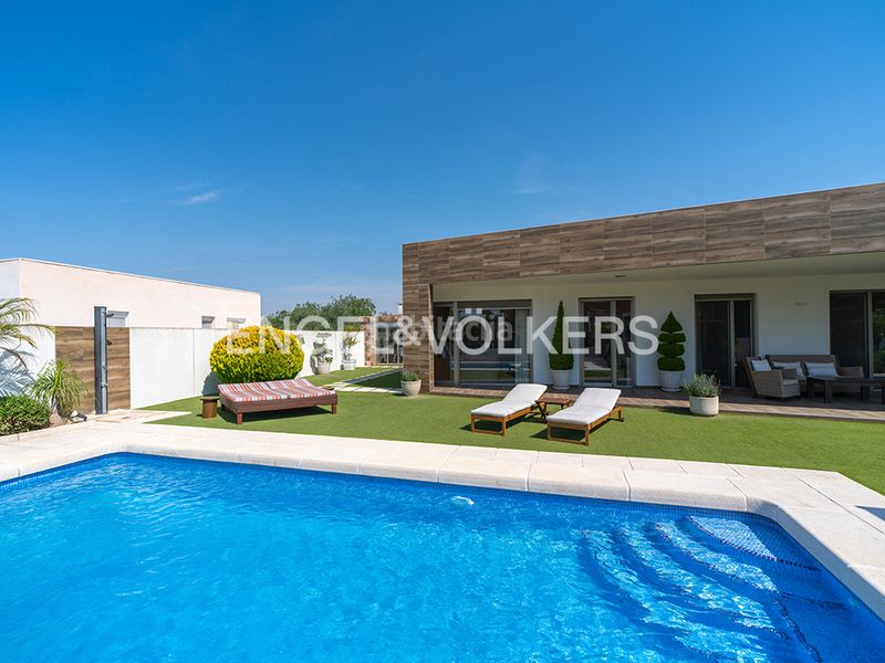 Foto 2ae43b0d-b60e-489d-8875-509a6d377757. Xalet amb calefacció aparcament piscina a Noroeste Santa Pola