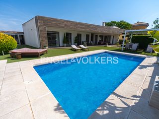 Chalet en Noroeste. Elegancia y privacidad en santa pola