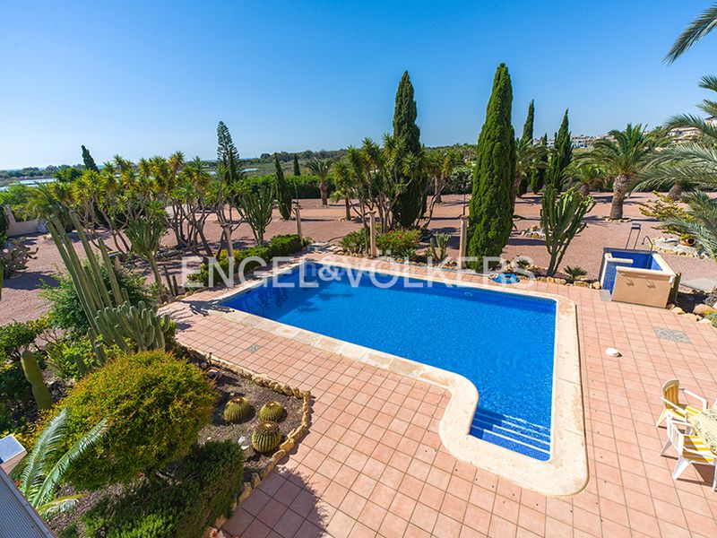 Foto b235fcad-540d-45c8-98df-74c9d1c48952. Xalet amb calefacció aparcament piscina a La Marina Elche / Elx