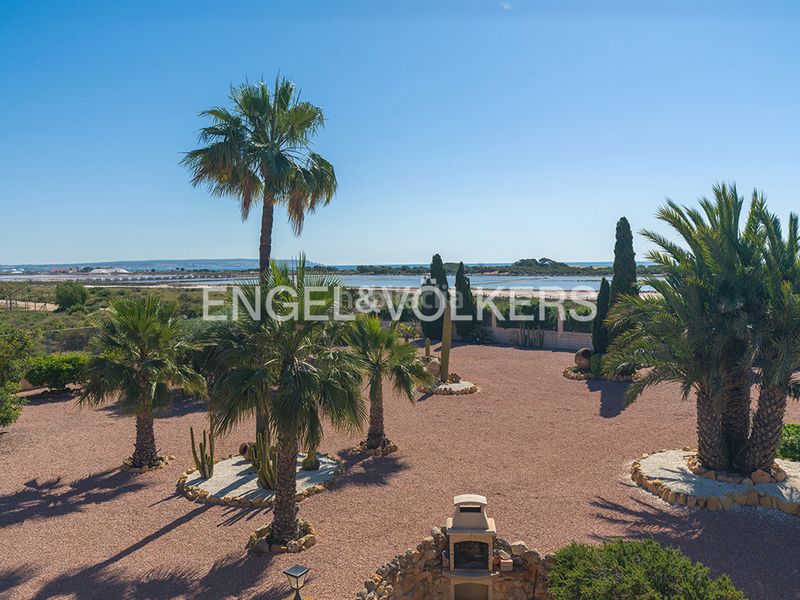 Foto c817e945-972c-4754-8e63-a551eab95f6d. Xalet amb calefacció aparcament piscina a La Marina Elche / Elx