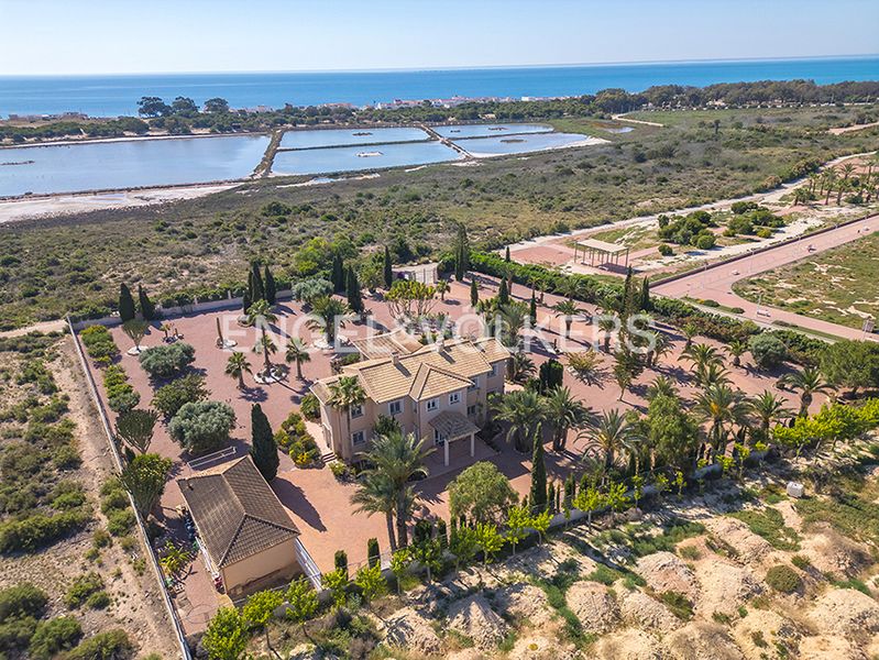 Foto d2eca516-1229-4357-a1ee-012f2d90056c. Xalet amb calefacció aparcament piscina a La Marina Elche / Elx