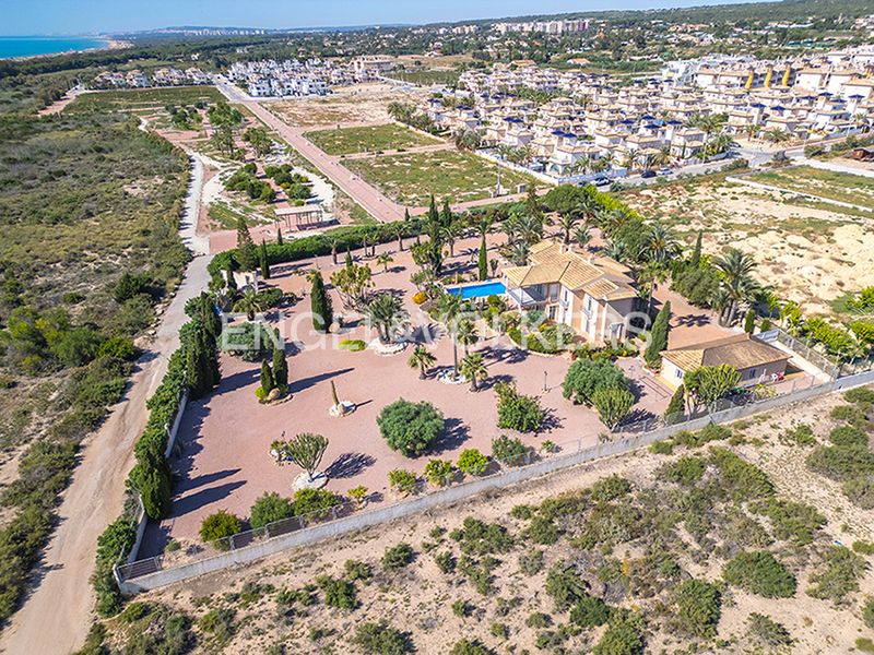Foto deafdeb2-289f-43a6-bd1d-05b9c8906878. Xalet amb calefacció aparcament piscina a La Marina Elche / Elx