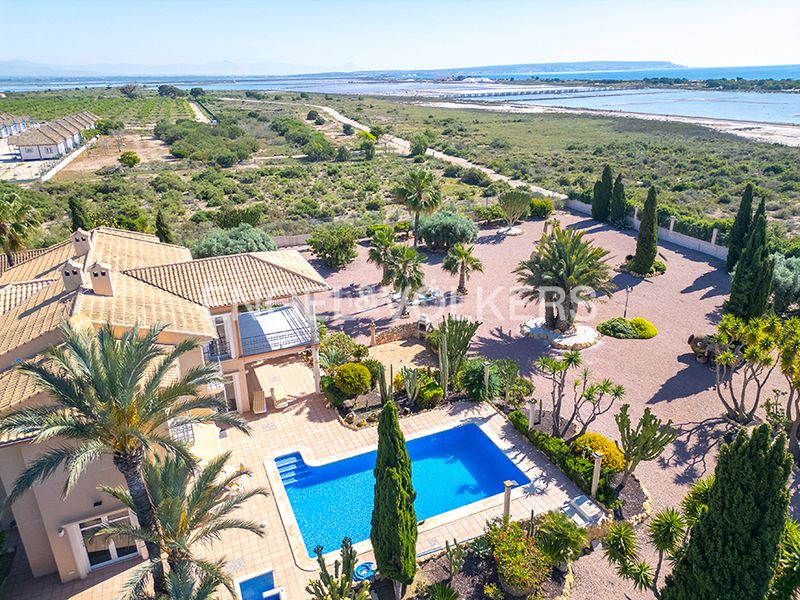 Foto df078760-0393-40ee-b666-ac1d0172f7a6. Xalet amb calefacció aparcament piscina a La Marina Elche / Elx