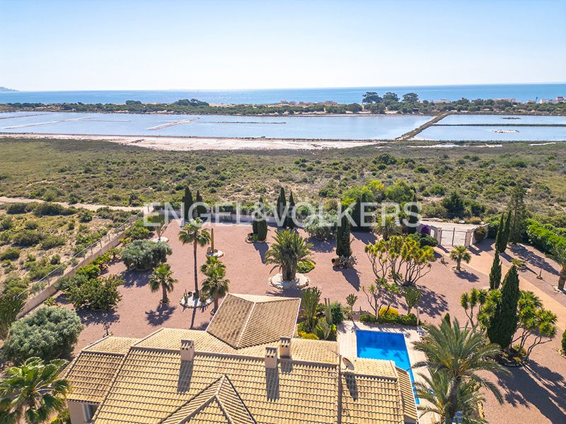 Foto fdeb1e2d-b500-4074-96c8-771a4c1603b3. Xalet amb calefacció aparcament piscina a La Marina Elche / Elx