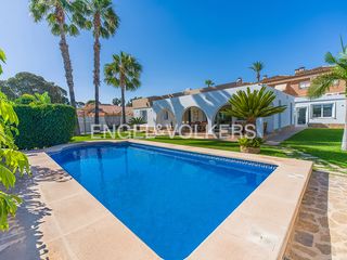 Haus  Calle ibiza. Villa con elegancia mediterranea en san juan