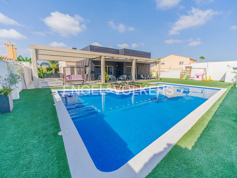 Foto 07569214-5413-4337-ad22-4f345840c2ae. Xalet amb calefacció aparcament piscina a Valle del Sol Mutxamel