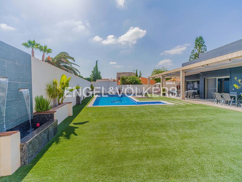 Foto a30dd556-f5cb-43b5-bada-d35f9884ec93. Xalet amb calefacció aparcament piscina a Valle del Sol Mutxamel