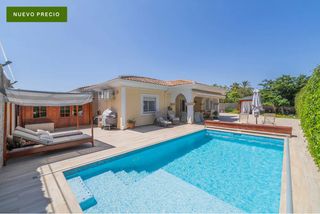 Chalet à Carrer del vespre 11. Magnifica villa privada en bonalba
