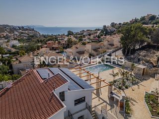 Chalet à Carrer de torrevella 14. Villa exclusiva con vistas panorámicas al mediterráneo