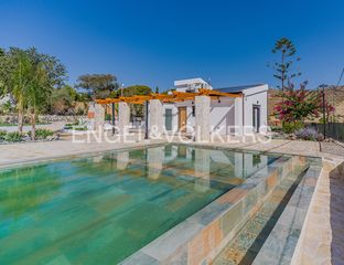 Chalet  Carrer de torrevella 14. Villa exclusiva con vistas panorámicas al mediterráneo