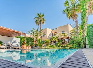 Chalet  Carrer capricorn 9. Belleza moderna y familiar con total privacidad