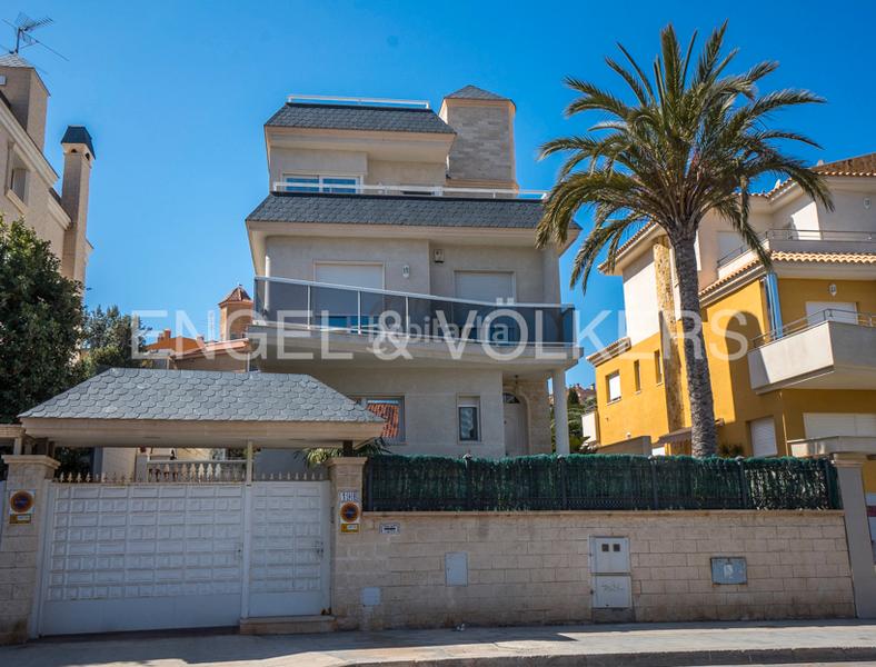 Foto 0a4ee7bc-fee7-4aad-b404-cd9f7a644a54. Chalet en Cabo de las Huertas Alicante