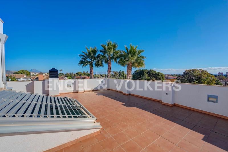 Foto 0849b61d-2a29-4b67-a27a-6cab2f0adad5. Chalet moderna villa de lujo con la que todos sueñan en San Juan de Alicante