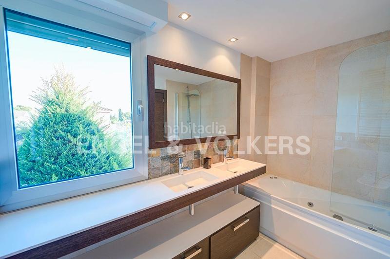 Foto b6b1a85a-c451-4944-bdd9-75df3e8e3773. Chalet moderna villa de lujo con la que todos sueñan en San Juan de Alicante