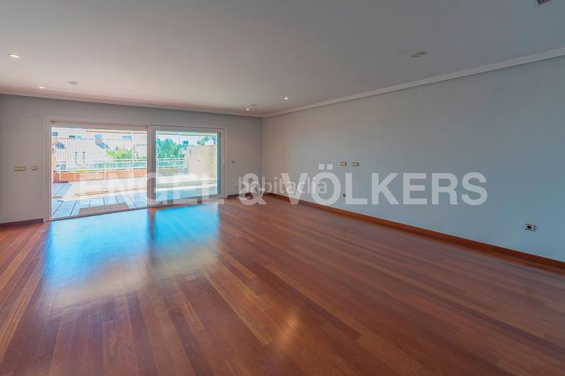 Foto 068ac6a6-b5ca-4f0d-8de1-2f33fff1fdc5. Casa adosada elegante propiedad en residencial prime en Alicante