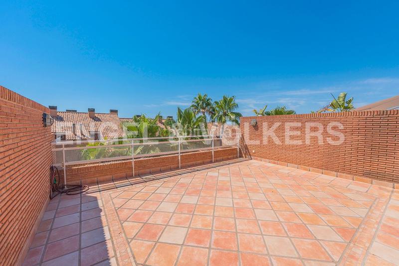 Foto 0a2a6186-b2aa-4a8b-91eb-3b1e8a9635f3. Casa adosada elegante propiedad en residencial prime en Alicante