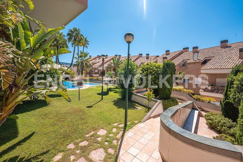 Foto 13e82485-5147-4ea3-9fe3-6a898fcc0d3a. Casa adosada elegante propiedad en residencial prime en Alicante