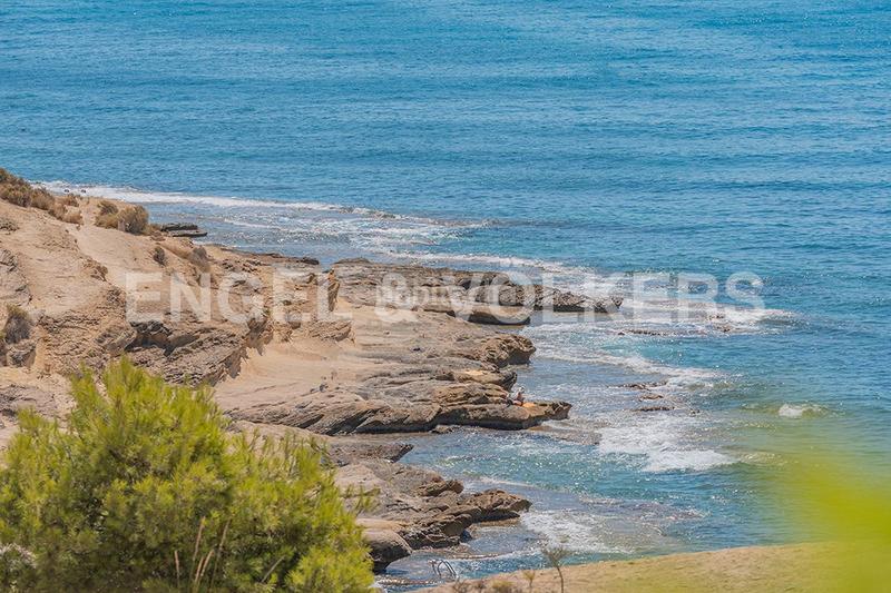 Foto 3316a27e-0ec4-4678-98c3-bc5c03599eab. Casa adosada elegante propiedad en residencial prime en Alicante