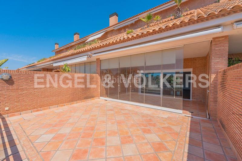 Foto 35d892b1-3475-452e-8526-7b8dbef41112. Casa adosada elegante propiedad en residencial prime en Alicante