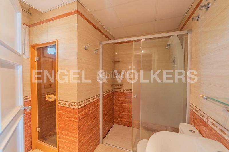 Foto 5898f2e2-41b0-4616-840a-6486724a43af. Casa adosada elegante propiedad en residencial prime en Alicante