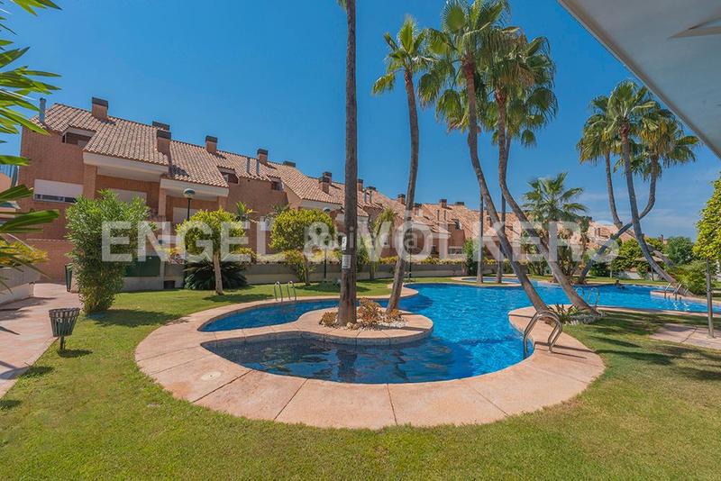 Foto 8b86d3d6-0728-4afa-924d-5e9402015ae5. Casa adosada elegante propiedad en residencial prime en Alicante