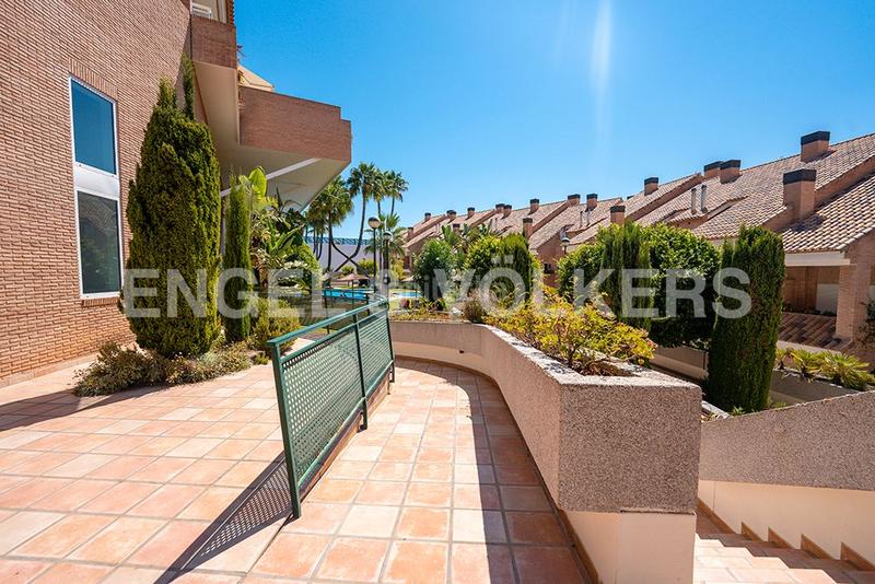 Foto ac314648-dc8f-4870-906e-0fa0953ee8de. Casa adosada elegante propiedad en residencial prime en Alicante