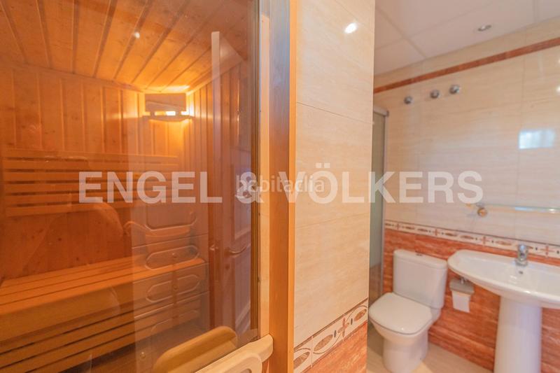 Foto b51ea5cc-97a5-4fe8-8282-47920b36a855. Casa adosada elegante propiedad en residencial prime en Alicante