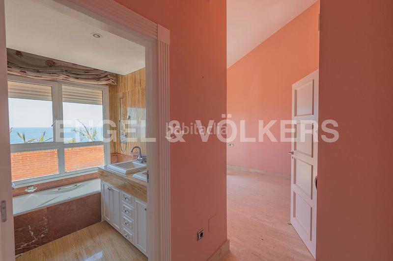 Foto bdd17944-849e-4fb8-b20c-35c701f56524. Casa adosada elegante propiedad en residencial prime en Alicante