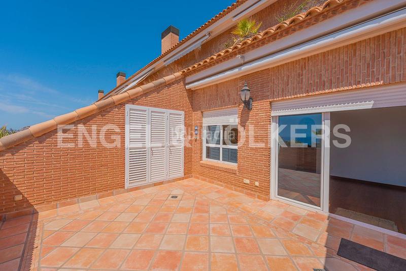 Foto bfa5a3b1-60a7-4e8d-adbd-dd98c636991a. Casa adosada elegante propiedad en residencial prime en Alicante