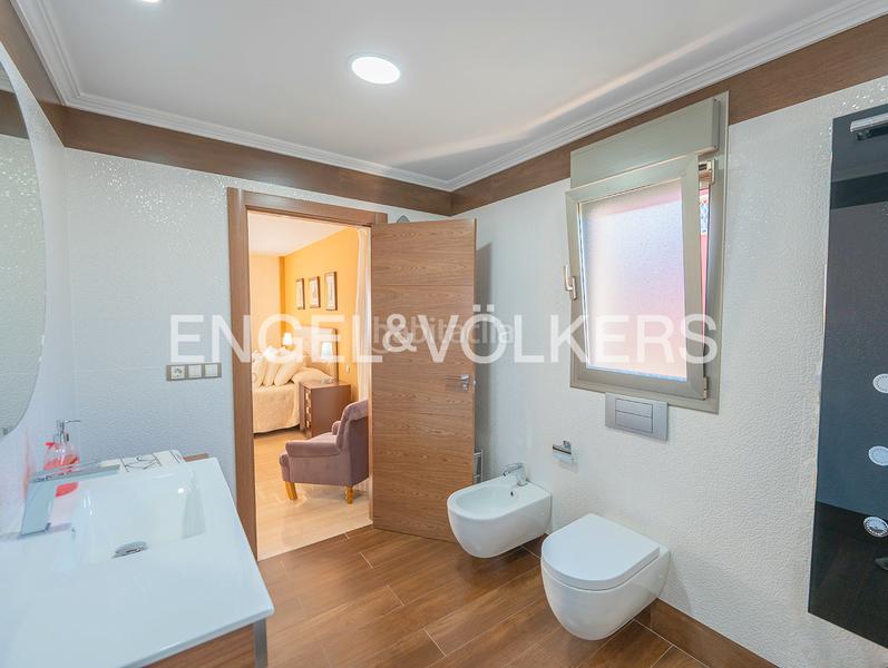 Foto 12ce1f2a-7390-49d7-8aac-490b4e450cec. Chalet villa elegante y con mucho estilo en La Font-Mezquitas San Juan de Alicante