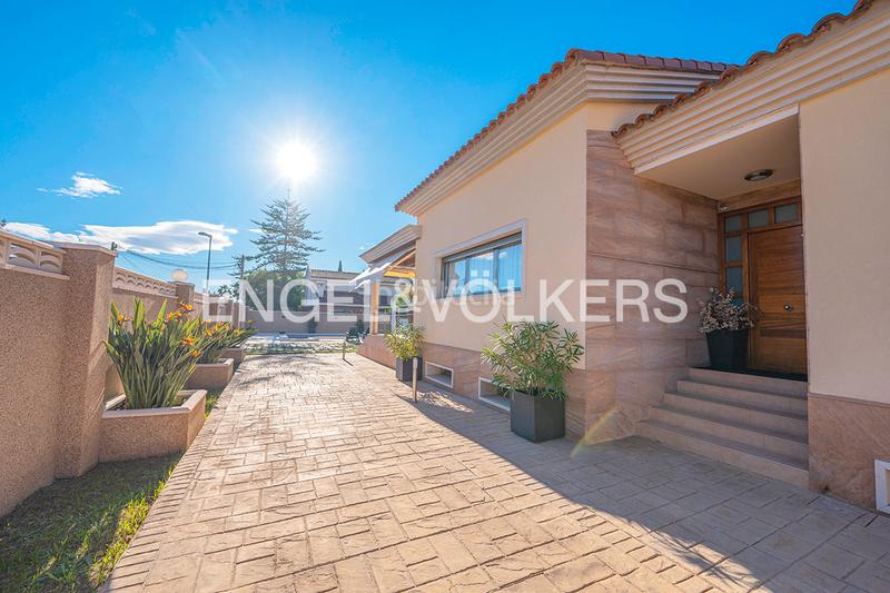 Foto 3d0ca0d7-db43-4e66-bf3e-4198d44fa62e. Chalet villa elegante y con mucho estilo en La Font-Mezquitas San Juan de Alicante