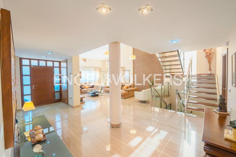 Foto 583225a6-6fc7-4618-963f-88d20b07cdc3. Chalet villa elegante y con mucho estilo en La Font-Mezquitas San Juan de Alicante