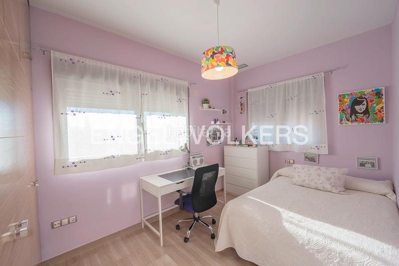 Foto 714ddecb-de25-40e2-b234-7b09059a3d40. Chalet villa elegante y con mucho estilo en La Font-Mezquitas San Juan de Alicante