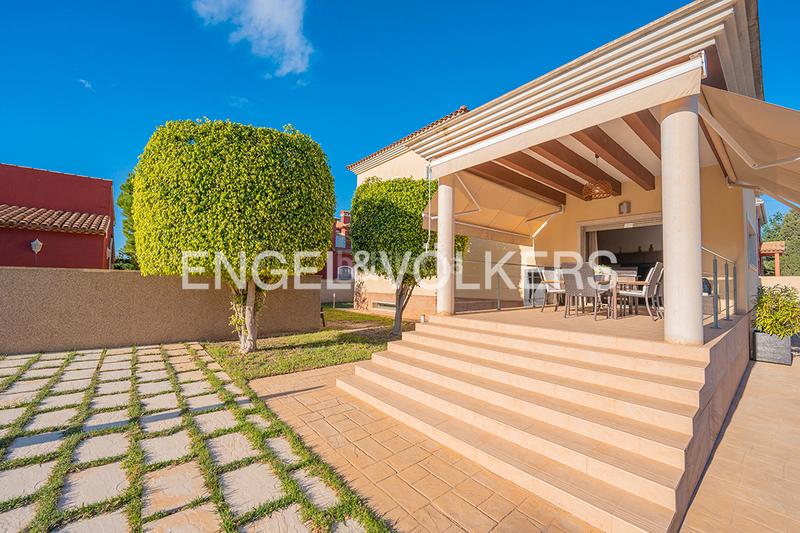 Foto 93900664-3d9f-40f9-9d60-96a571e2f031. Chalet villa elegante y con mucho estilo en La Font-Mezquitas San Juan de Alicante
