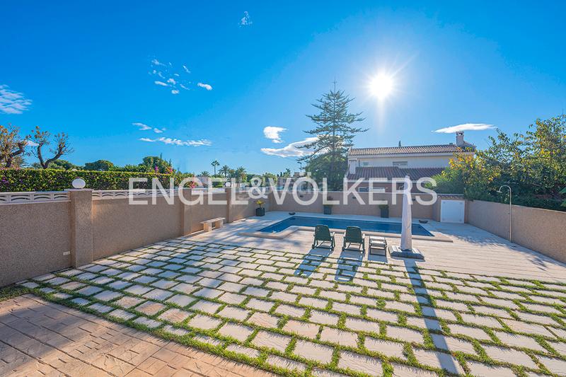 Foto 9539c71d-eec7-43c5-8d75-2fb3208bef2a. Chalet villa elegante y con mucho estilo en La Font-Mezquitas San Juan de Alicante