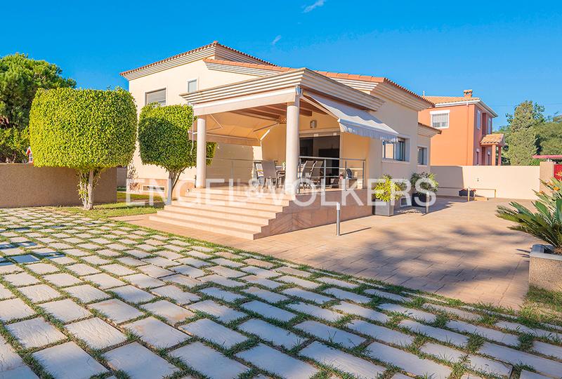 Foto 9e883fac-18ce-4ef4-bae9-c720ae32eb3b. Chalet villa elegante y con mucho estilo en La Font-Mezquitas San Juan de Alicante