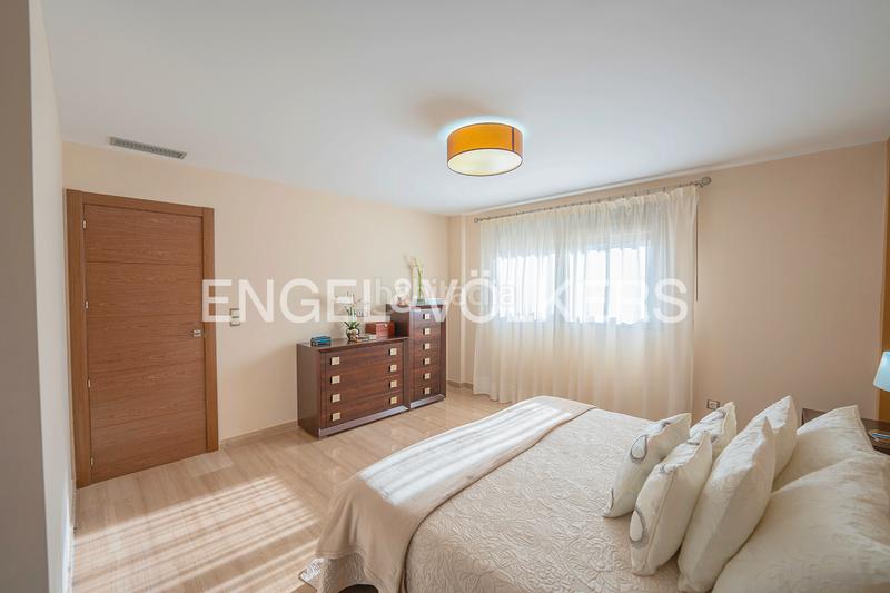 Foto dab1bd4c-439b-46e2-965d-9b51fc251479. Chalet villa elegante y con mucho estilo en La Font-Mezquitas San Juan de Alicante
