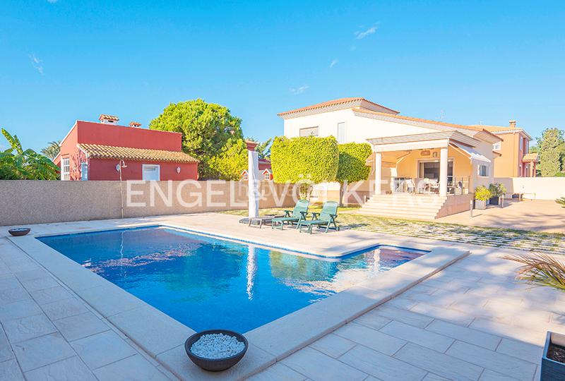 Foto e9617625-3e40-4e8b-bdc9-2ebc7d197ea2. Chalet villa elegante y con mucho estilo en La Font-Mezquitas San Juan de Alicante