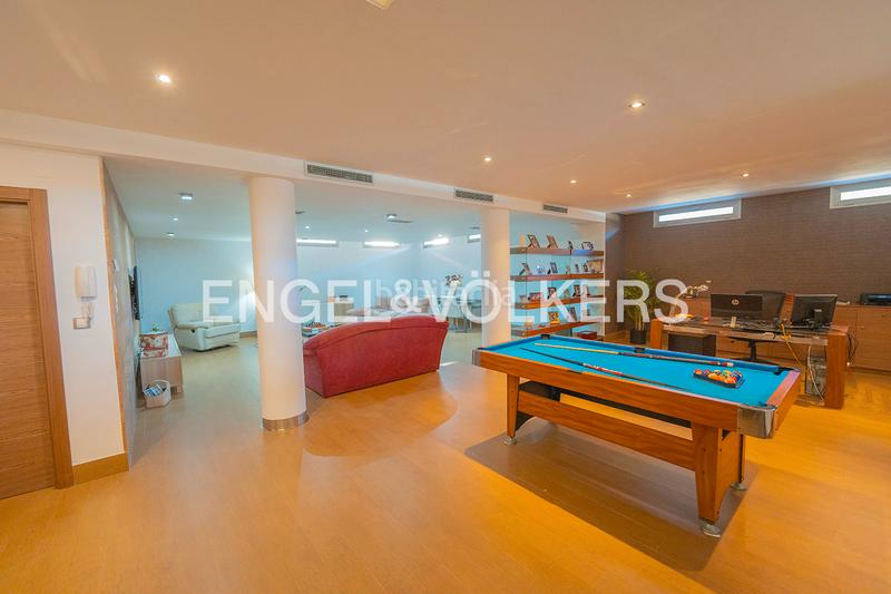 Foto f242075f-e9b6-4bfe-b5a3-166bc6315fe9. Chalet villa elegante y con mucho estilo en La Font-Mezquitas San Juan de Alicante