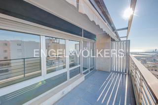 Miete Dachwohnung in Avenida de ramón y cajal 6. Ático de exquisitez moderna con vistas al mar