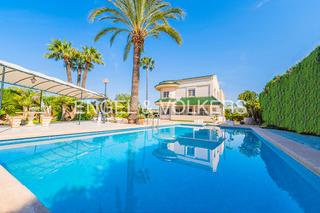 Xalet a Valverde. Elegante villa familiar con jardín y piscina en carretera de san