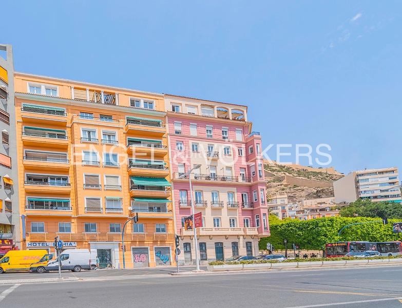 Foto 0619820c-5d1a-4402-8176-d5da4efaba19. Àtic a paseo de gomiz 3 a Casco Antiguo - Sta. Cruz - Ayuntamiento Alicante