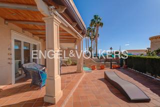 Lloguer Casa aparellada a Carrer dels morros alts 7b. Precioso hogar familiar frente al mar