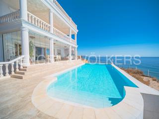 Xalet  N/a. Elegante villa con vistas panorámicas al mar