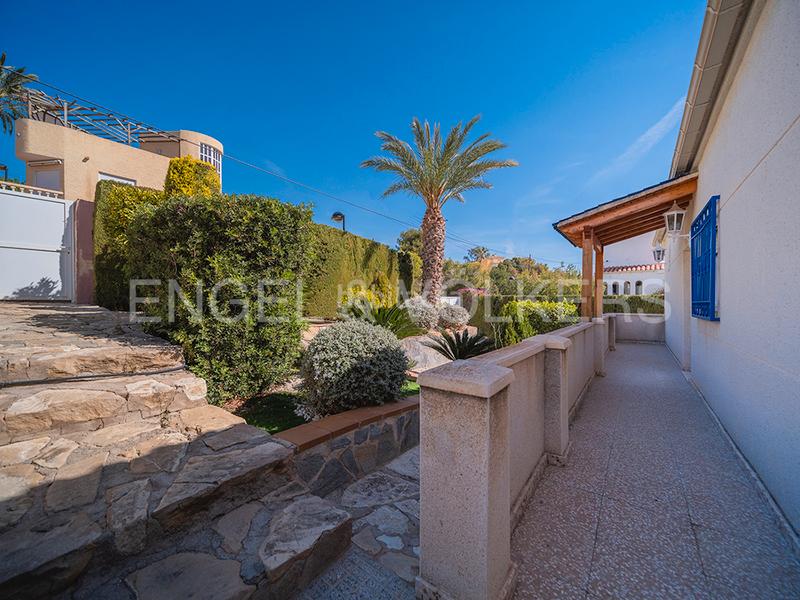 Foto 0622bc39-e39a-4ddd-8b95-20c6faa31d26. Chalet encantadora villa mediterránea con vistas al mar en Campello (el)