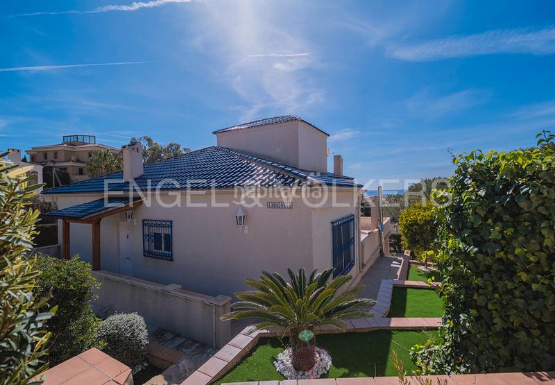 Foto 1bf19a26-6f40-46c7-a910-3e7399900c75. Chalet encantadora villa mediterránea con vistas al mar en Campello (el)