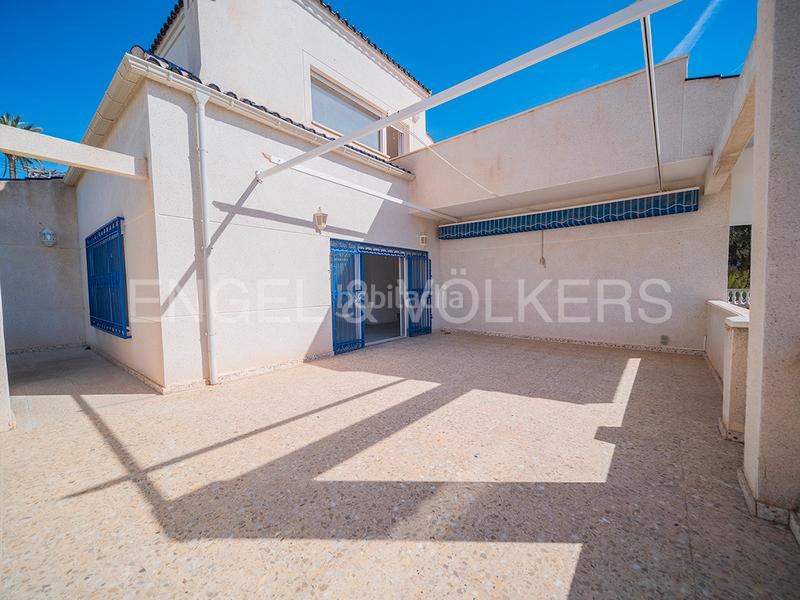 Foto 3987f48a-8e73-489d-987b-a6edca48ea9c. Chalet encantadora villa mediterránea con vistas al mar en Campello (el)